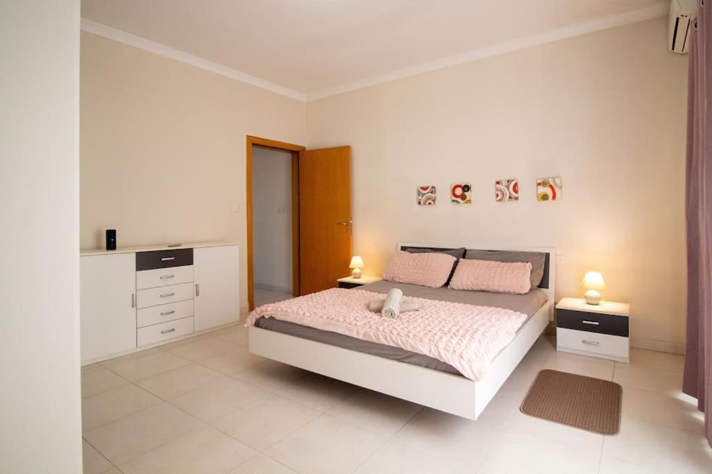 Modern Apt In The Heart Of Maltese Nightlife Saint Julian's Exterior photo